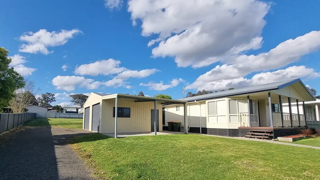 MODERN COTTAGE WITH MAN SHED