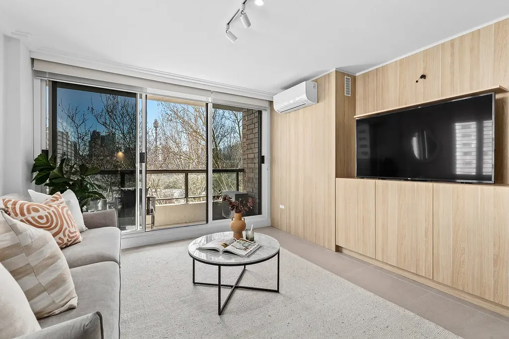 Potts Point 2房 精心翻新88平米 公寓 安全车位 开放式起居 私人阳台 高端电器 独立书房 光线充足 舒适便捷 城市边缘 Light-Filled Urban Sanctuary with Leafy Outlook & Modern Finishes