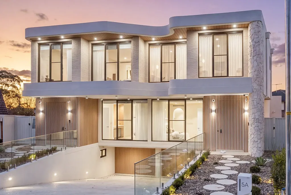 Parramatta 4房 全新建筑师设计 豪华石材吧台 Smeg电器 电梯便捷 三层布局 河畔区域 CBD发展前景 跳水池娱乐天堂 主卧套间步入式衣帽间 基础设施升级 交通便捷 Brand-New Architectural Masterpiece with Pool and CBD Views
