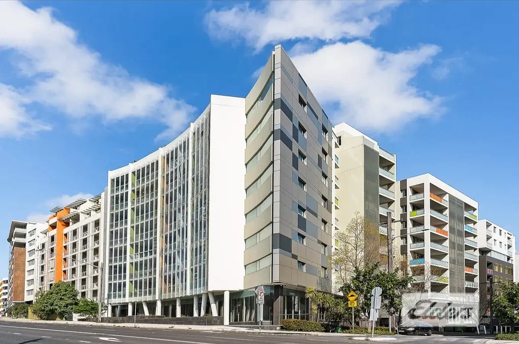 Light-Filled Level 9 Apartment with Panoramic Views & Parking