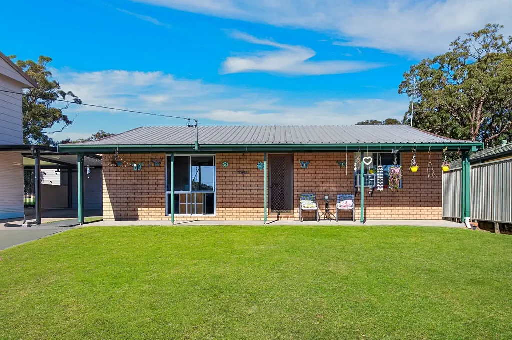 Mannering Park 2कमरा Single level Brick Home Within Reach Of Beautiful Lake Macquarie