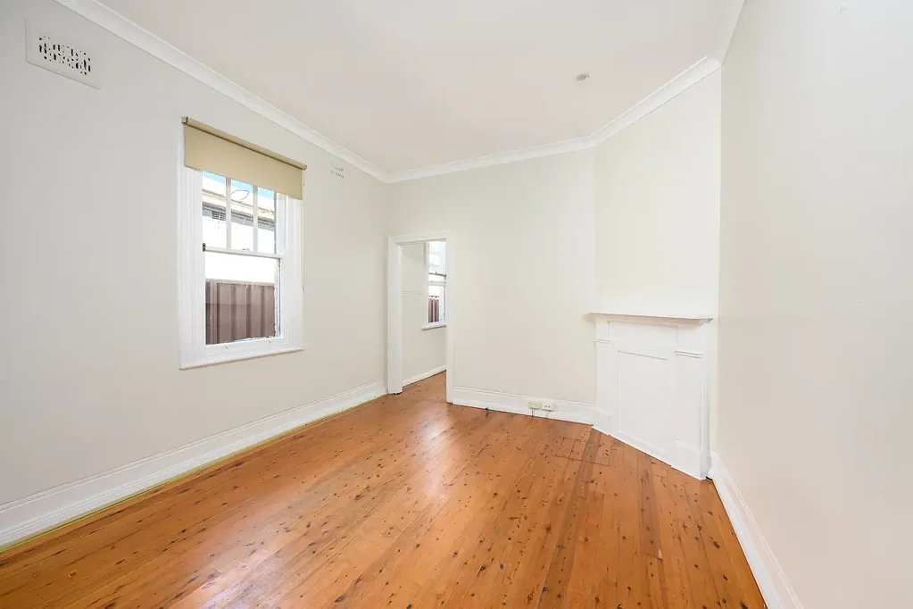 FRESHLY PAINTED SPACIOUS SINGLE STOREY SEMI