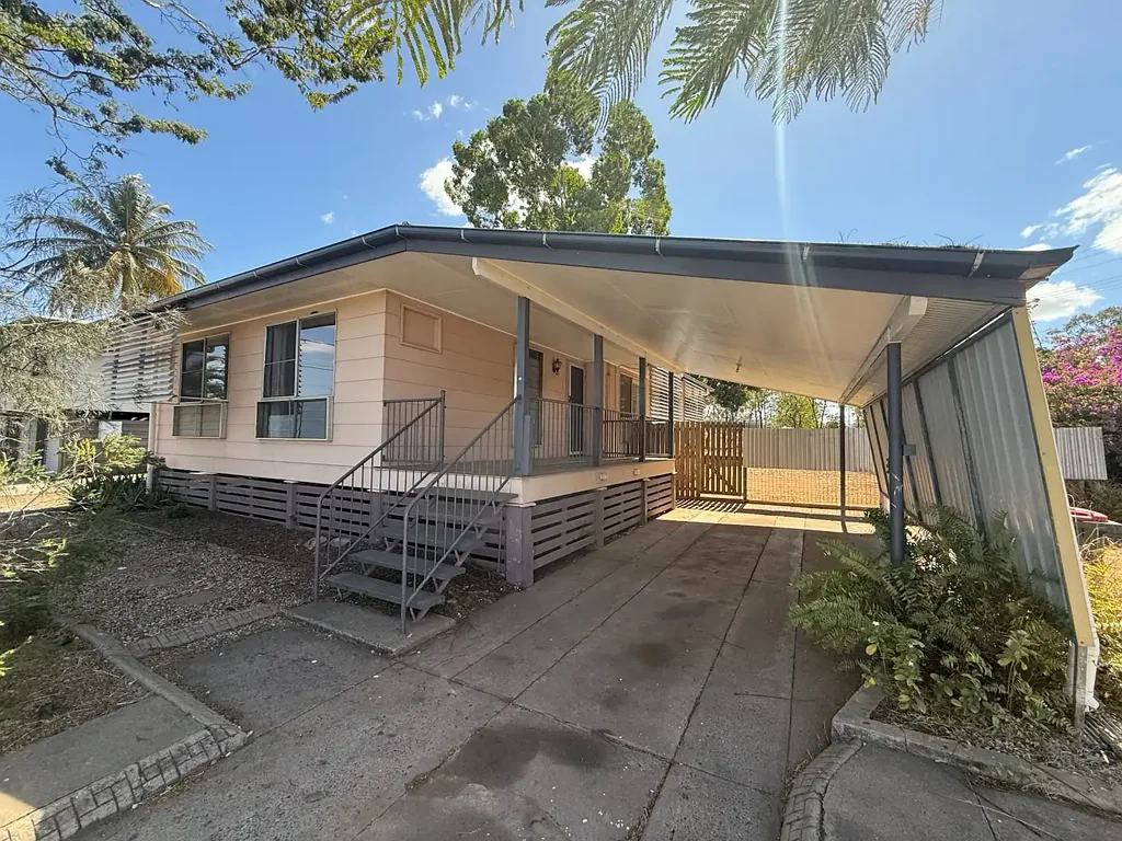 3 Bedroom Home walking distance to central