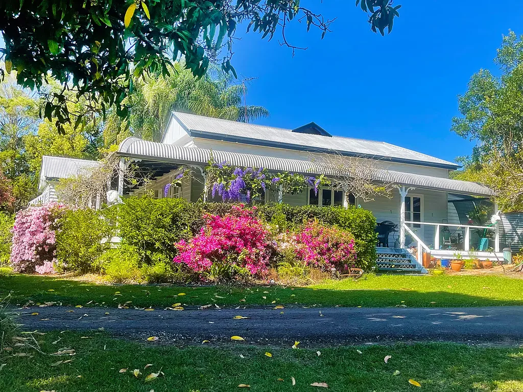 Rosemount 3 Bedroom GRACIOUS QUEENSLANDER "Circa 1913" on Park Like Level Acreage - A Piece of Local History on offer