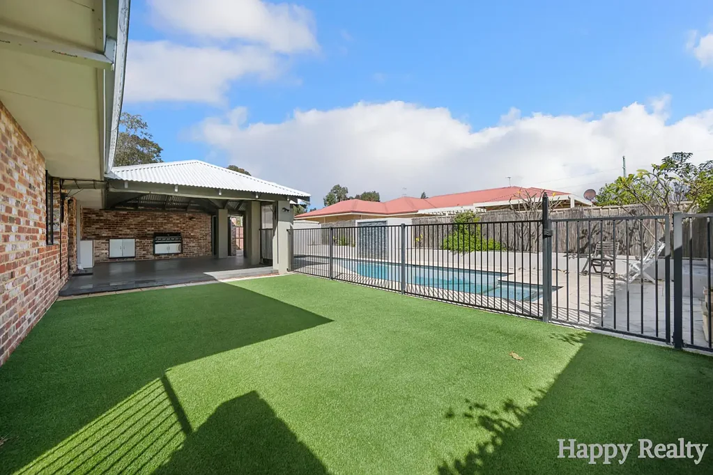 Canning Vale 4房  Spacious Family Home with Pool, Entertaining Deck & Prime Location