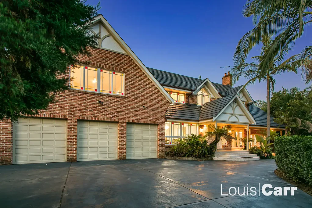 West Pennant Hills 5房 由建筑师设计：多代同堂住宅，细节考究，距车站1100米 Architect Designed: Multi-Generational Home with Potential Future Development Options - 1.1km to Metro