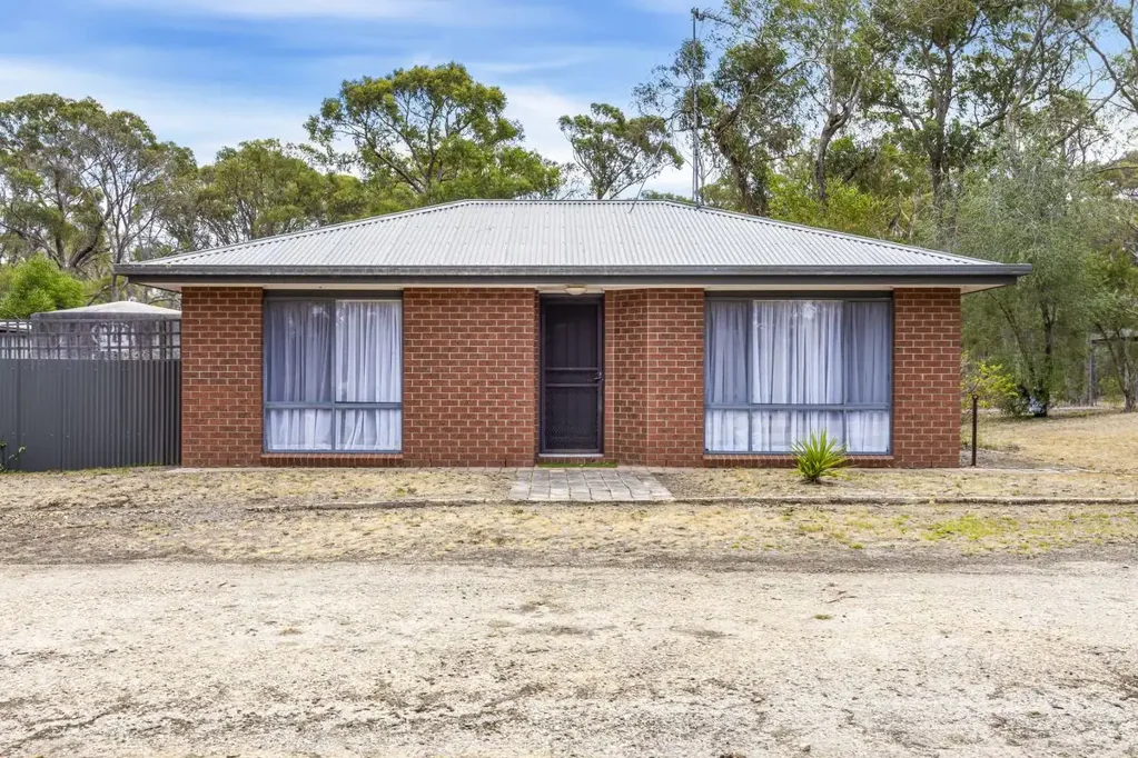 2 Bedroom Home with Great Shedding