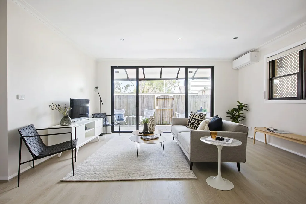 Semi-sized courtyard apartment with large study