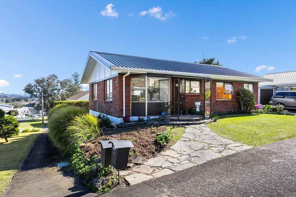 Helensville 2 Bedroom Rarely Available, Sunny & So Convenient