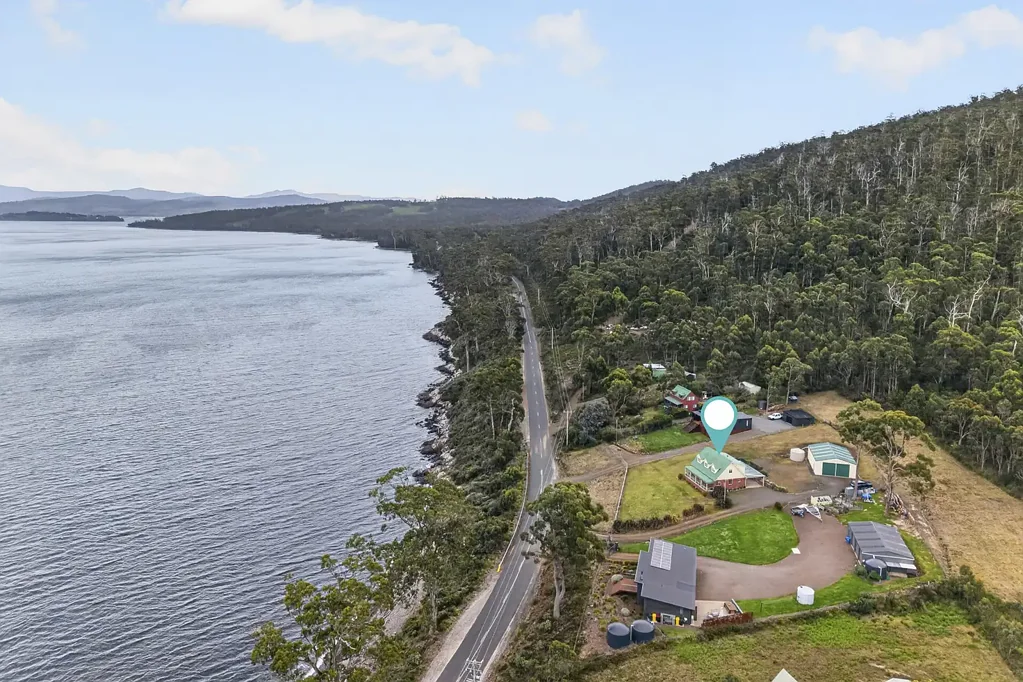 Gordon 3બેડરૂમ Breathtaking Channel Views, Spacious Family Living & Exceptional Workshop Potential