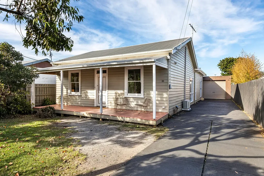 South Kingsville 3ห้องนอน A spacious family home in a lifestyle location - ready to move in and enjoy.