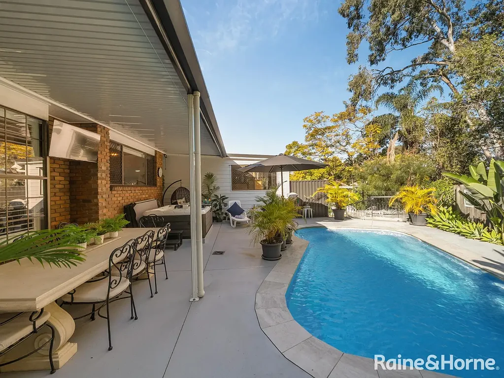 Petrie 3房 带独立小屋、泳池、水疗和双入口的宽敞家庭休憩之所 Expansive Family Retreat with Self-Contained Cabin, Pool, Spa and Dual Access