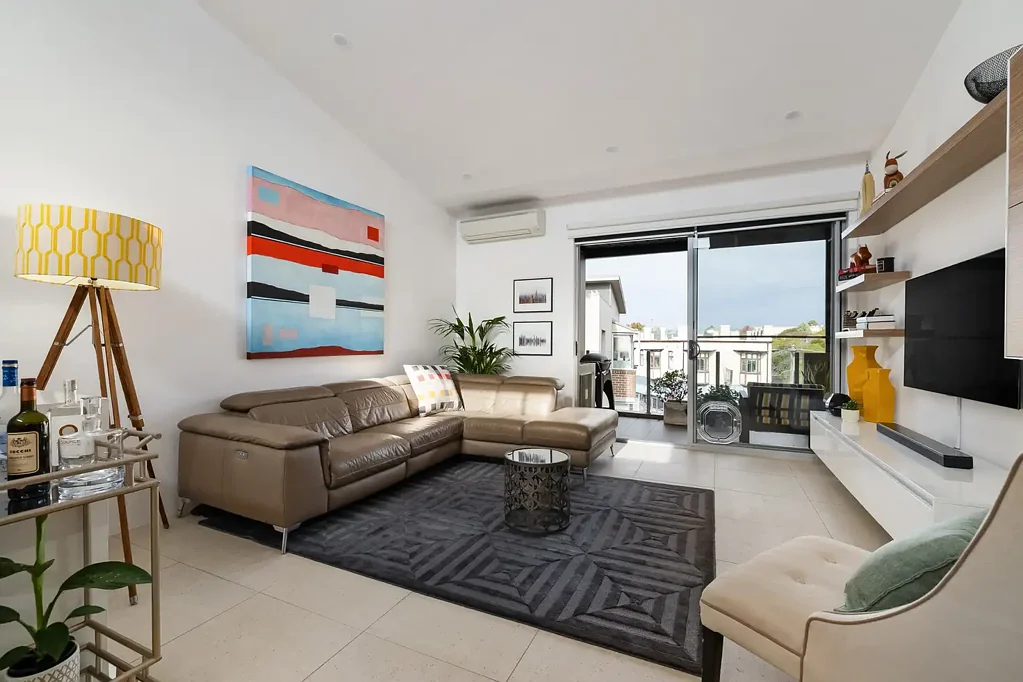 Marrickville 2房 顶层奢居 124㎡ 拱顶双阳台 现代厨电 Smeg Bosch 邻近Marrickville餐饮 Metro近享 Spacious top-floor retreat with vaulted ceiling