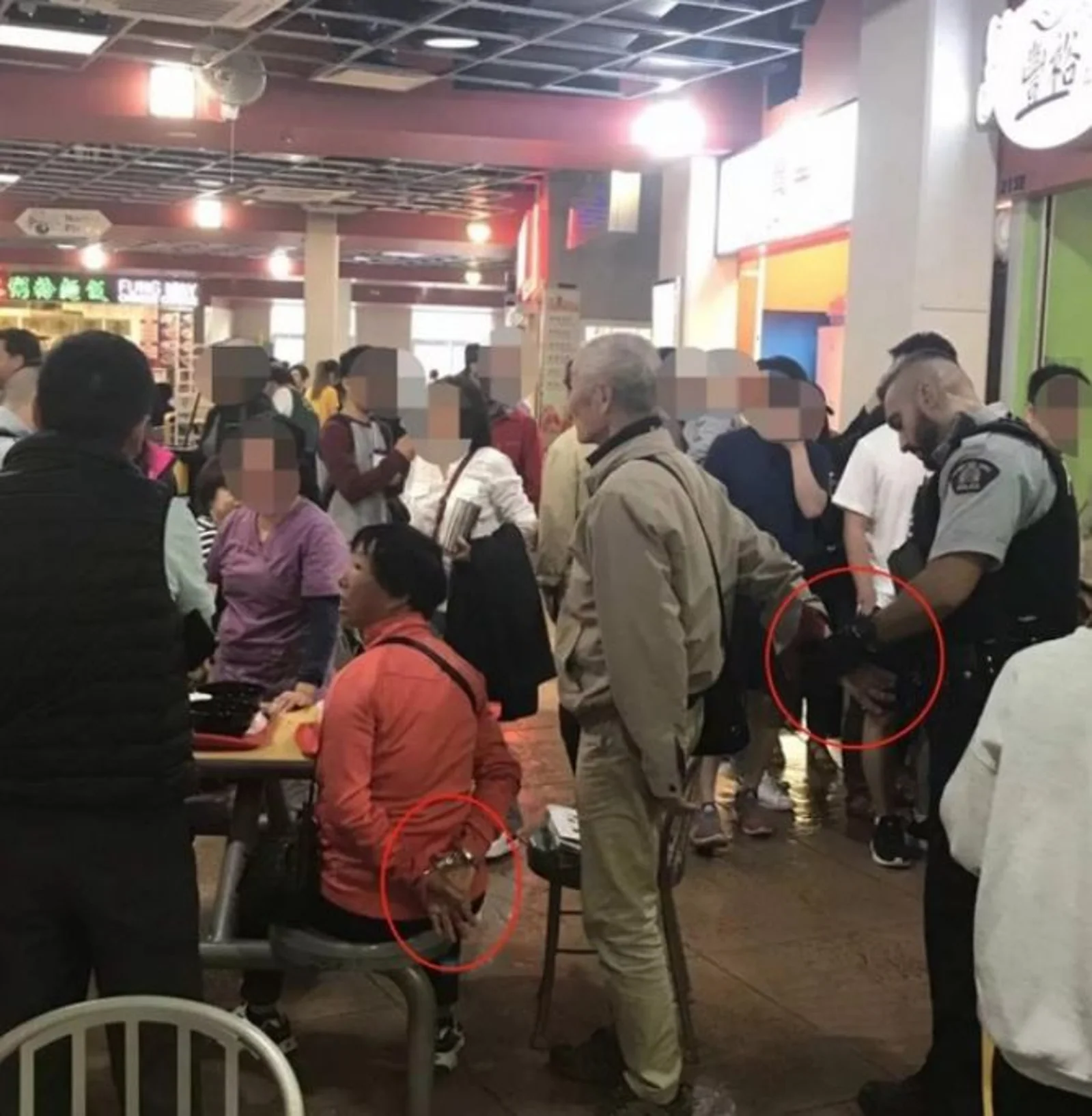 发脾气!往女孩脸上泼热汤,加拿大华裔老夫妇被警察戴上手铐!
