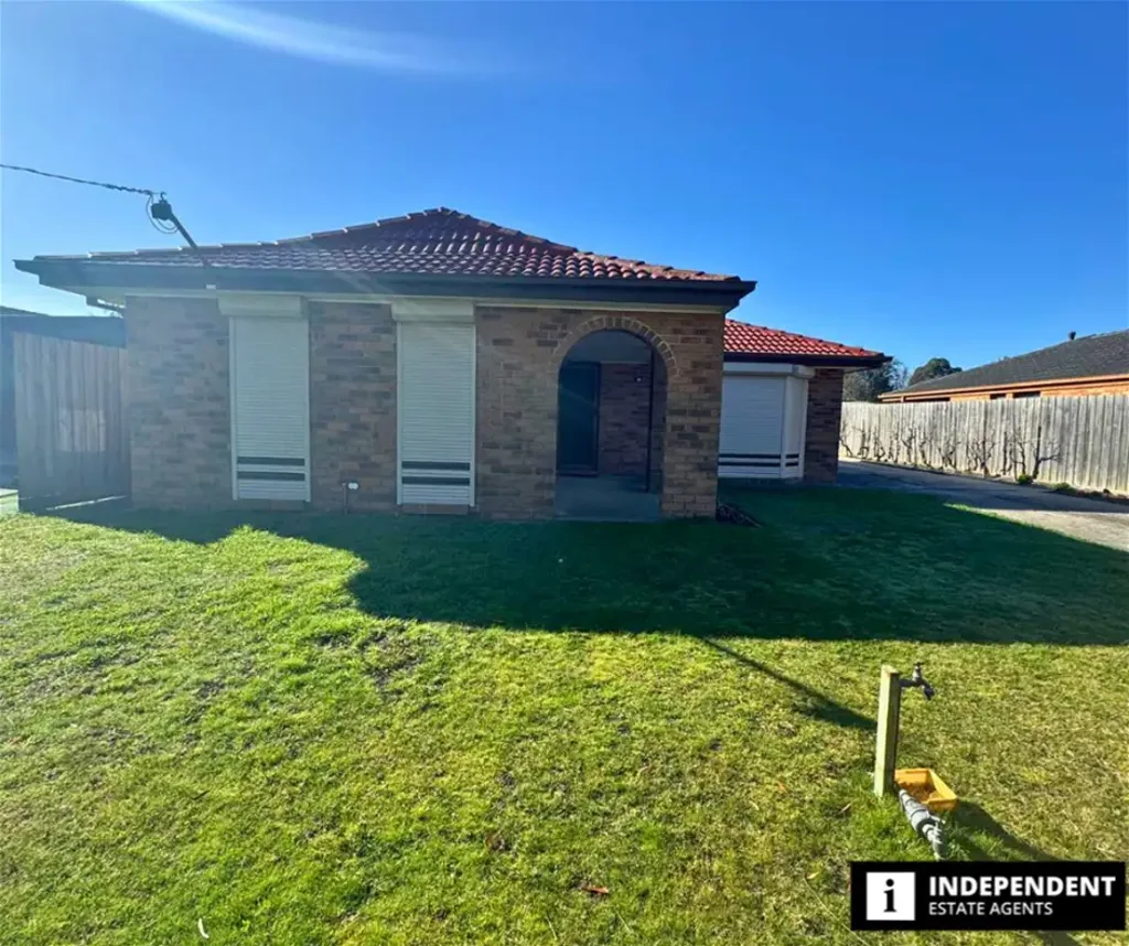 Modern 3‑Bedroom Home Near Schools, Shops & EastLink  Ideal Location!