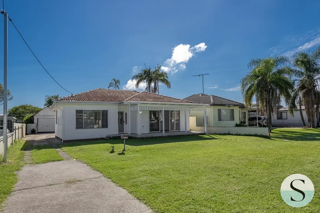 Swansea 4બેડરૂમ Holy Smoke, Virtually Re-Built, Boasting a Ton of House & Backyard, Monster Shed & Pool, 8 Homes from The Lake, Move In Ready with Potential Galore!