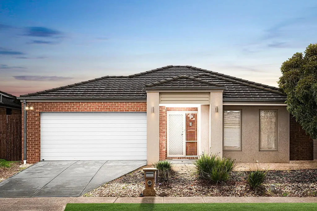 Manor Lakes 4chambre Move-In Ready Family Home with New Floorboards, Solar & Prime Location