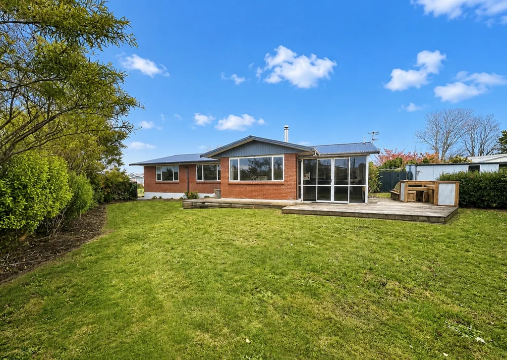 THREE BEDROOMS - STRATFORD