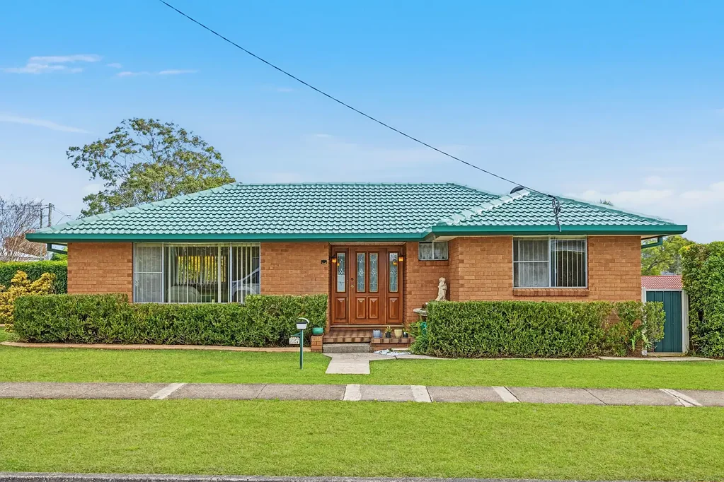 Seven Hills 3Habitaciones Perfect First Home – Corner Block with Granny Flat Potential