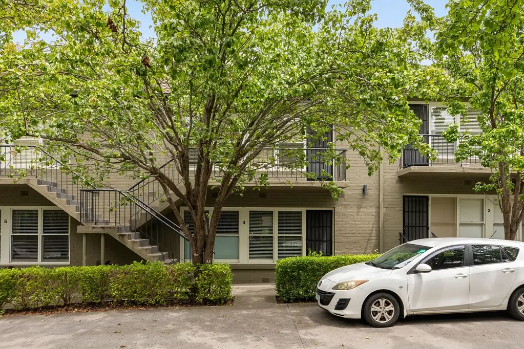 Fully Furnished 2-Bedroom Apartment in Leafy Hawthorn - "Tree Tops"