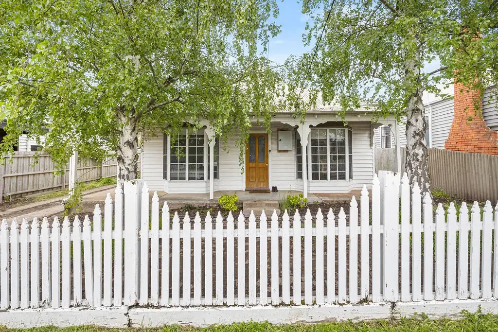 Charming Home with Beautiful Gardens in Mount Pleasant