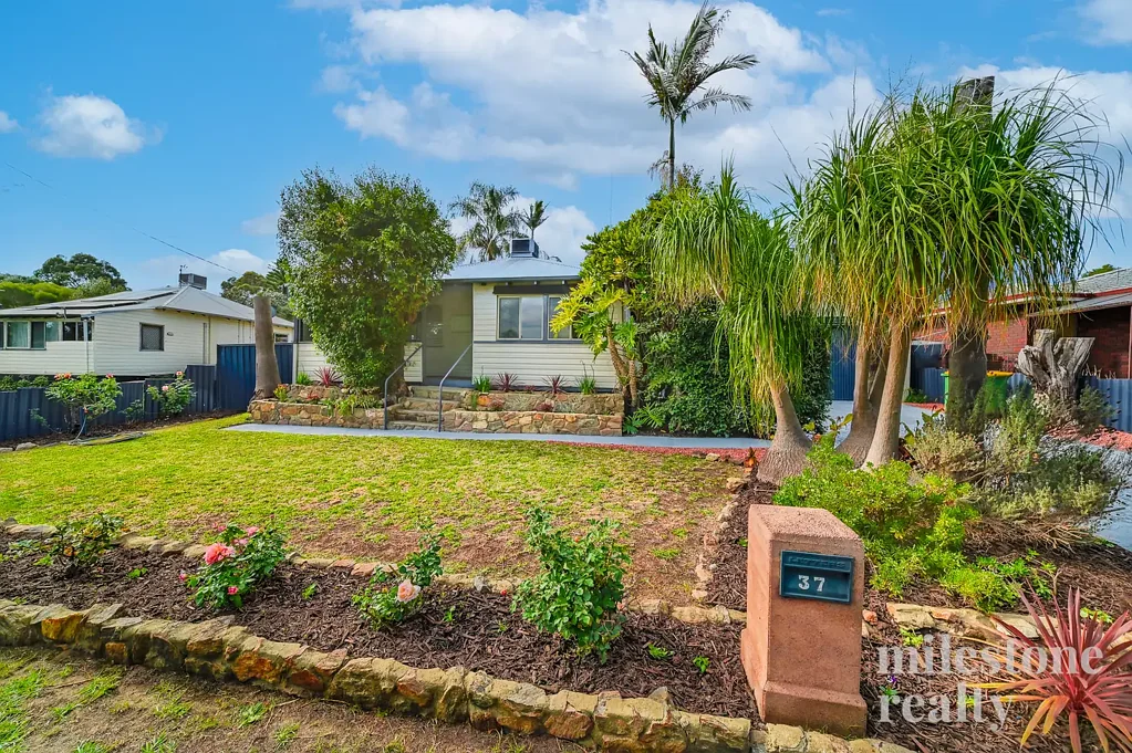 Brunswick 3房  Charming Cottage set on ¼ Acre of Land - Development Potential.