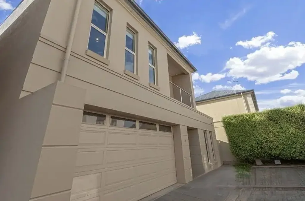 Spacious Modern 3–4 Bedroom Family Residence with Solar Heated Pool in a Prime City-Fringe Location