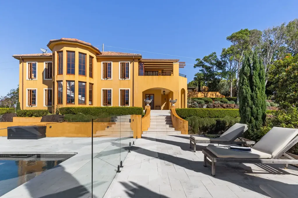 Cumbalum 3Zimmer Mediterranean Masterpiece | Grand Scale, Prestige & Panoramic Views