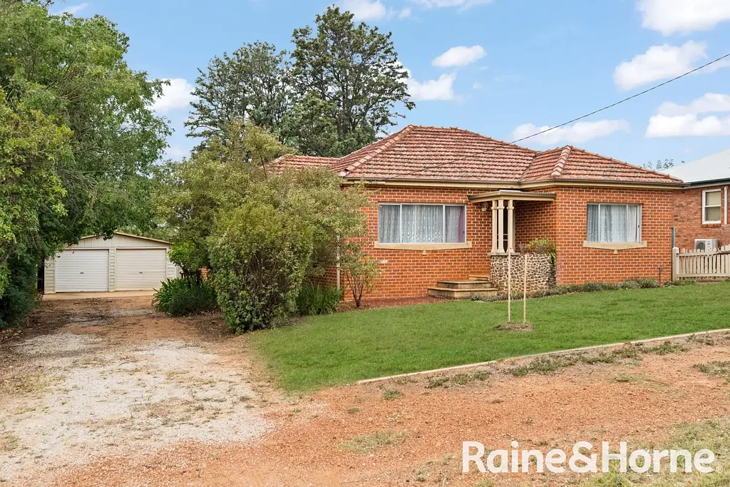 Dunedoo 4房  Comfortable Family Home with Space to Enjoy & Strong Investment Appeal