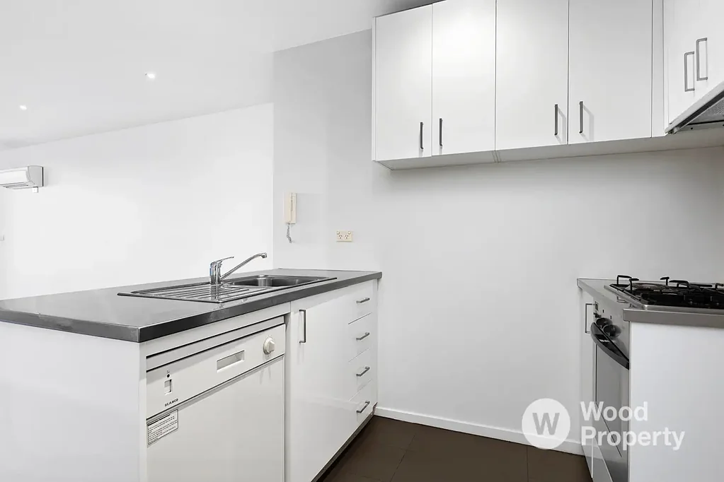 Spacious 1-Bedroom Apartment with Albert Park Views | Astral Apartments