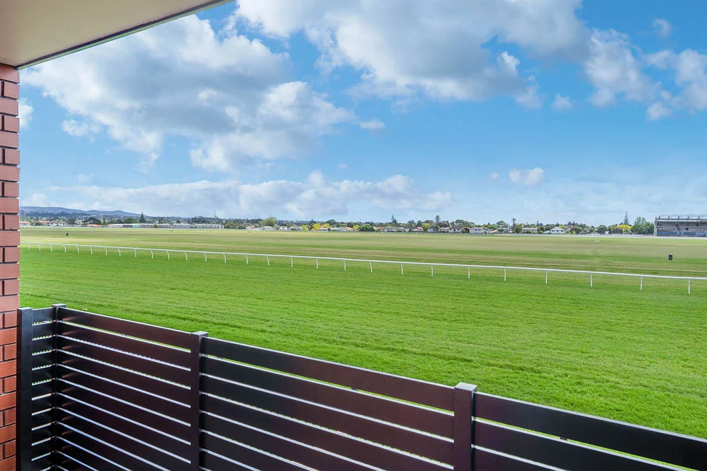 Avondale 2房  End Townhouse, Racecourse views & Sun!
