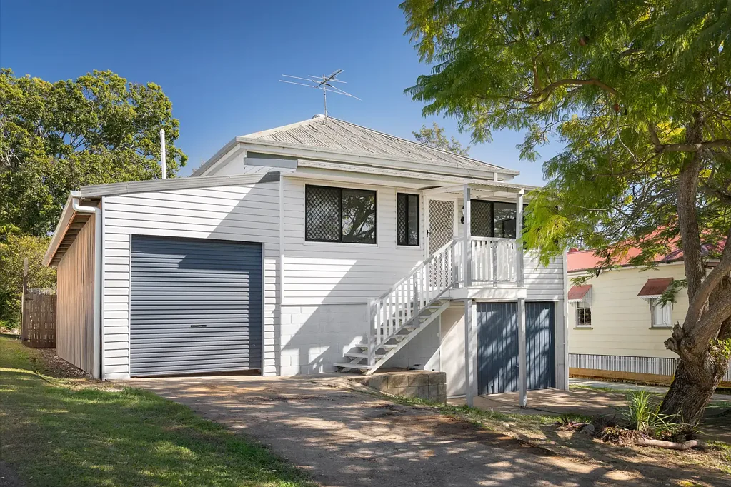Bundamba 3غرفة نوم Highset Character Charm on a Massive 1,133m2 Block with Room for Shed, Pool & Granny Flat