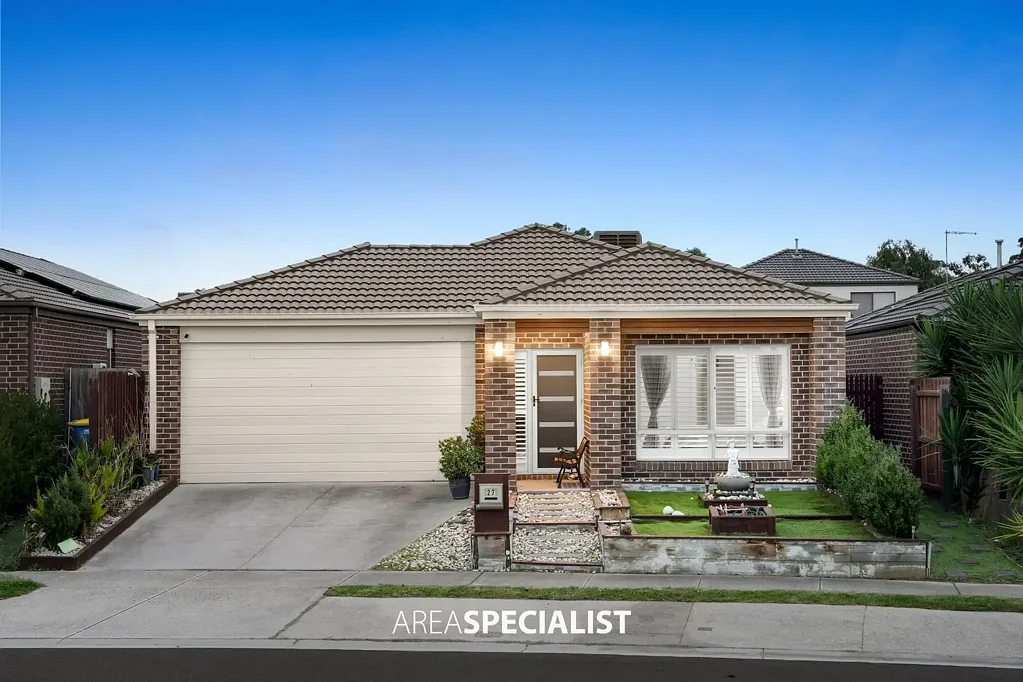 Cranbourne East 4Phòng ngủ Opposite Parklands – The Perfect Family Home in Brookford Estate