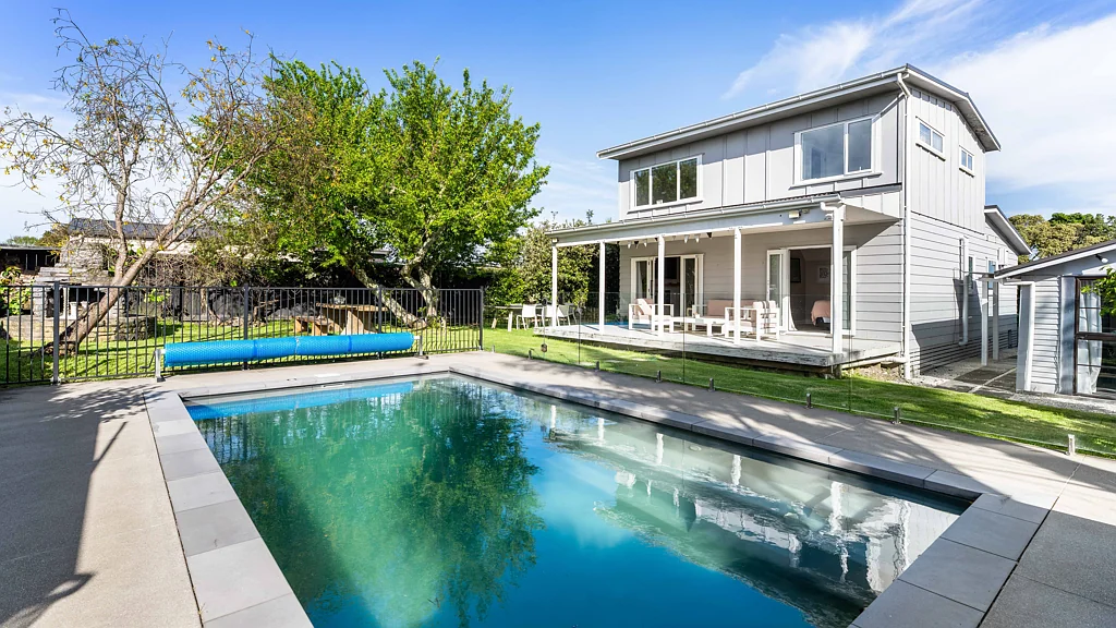 Clarks Beach 5ਬੈੱਡਰੂਮ Big section, self contained unit & pool