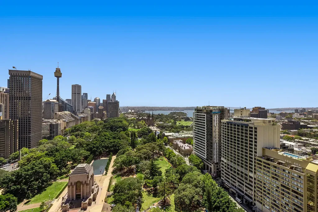 Sydney 2房 THE CONNAUGHT27层壮丽景观 朝北朝向充足光线 宽敞露台全景视野 精良厨房充足储物 主卧套房独立卫浴 24小时礼宾服务 顶级配套屋顶泳池 A Prestigious Sky-High Residence with Spectacular Hyde Park & Harbour Views