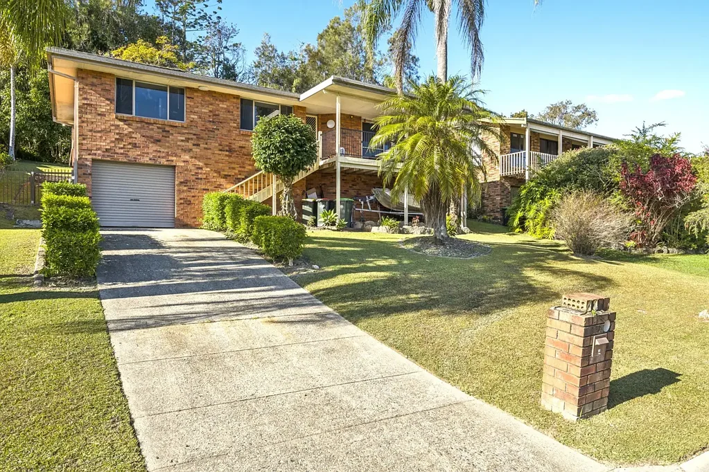 Urunga 3 Bedroom Double-Storey Family Home with Mountain Views