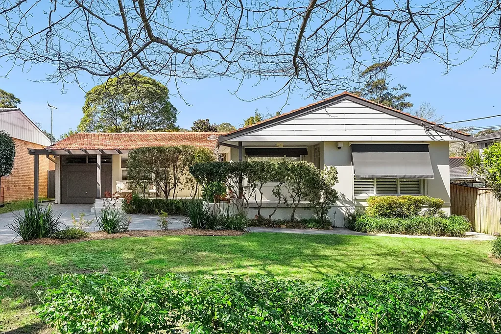 West Pymble 4Kwarto Spacious Family Home with Pool, Playroom & Multiple Living Areas