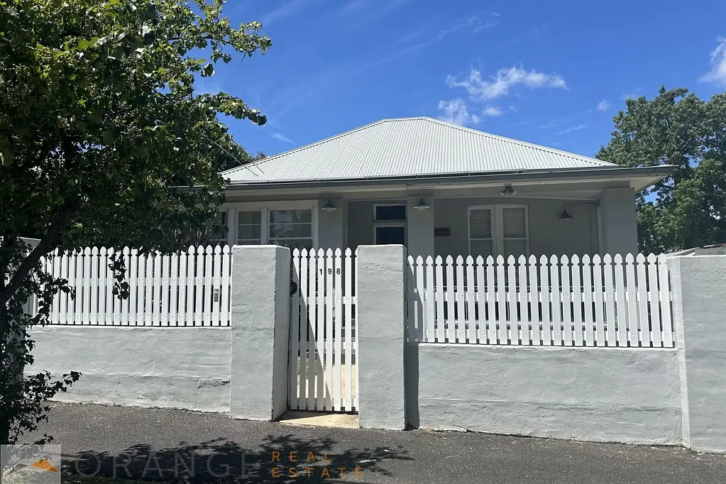 FURNISHED HOUSE + GRANNY FLAT
