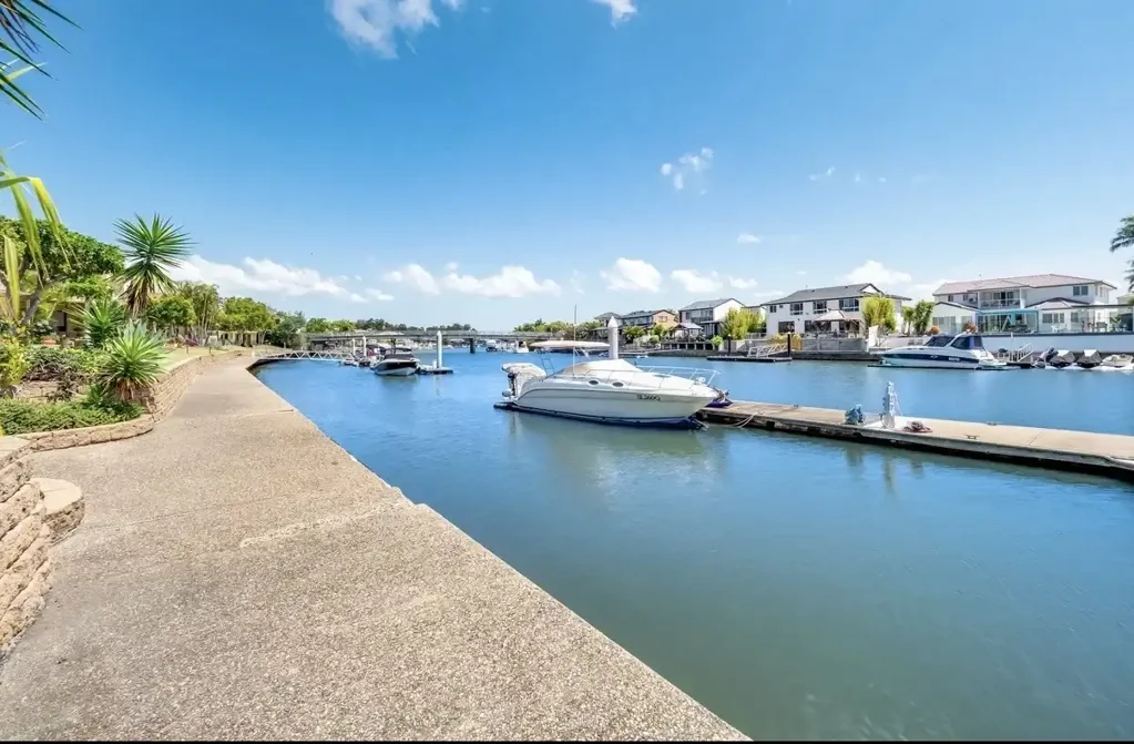 WATERFRONT VILLA IN THE HEART OF RUNAWAY BAY
