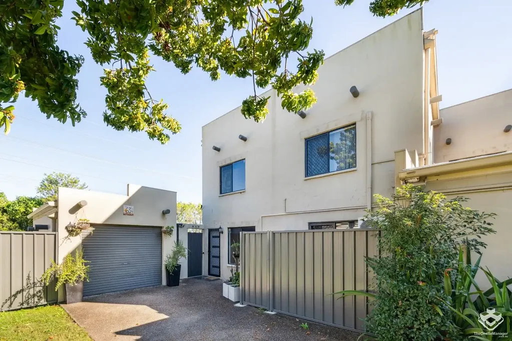 Beenleigh 3Habitaciones Spacious Townhouse with Massive Yard & Extra Parking – Prime Beenleigh Location!