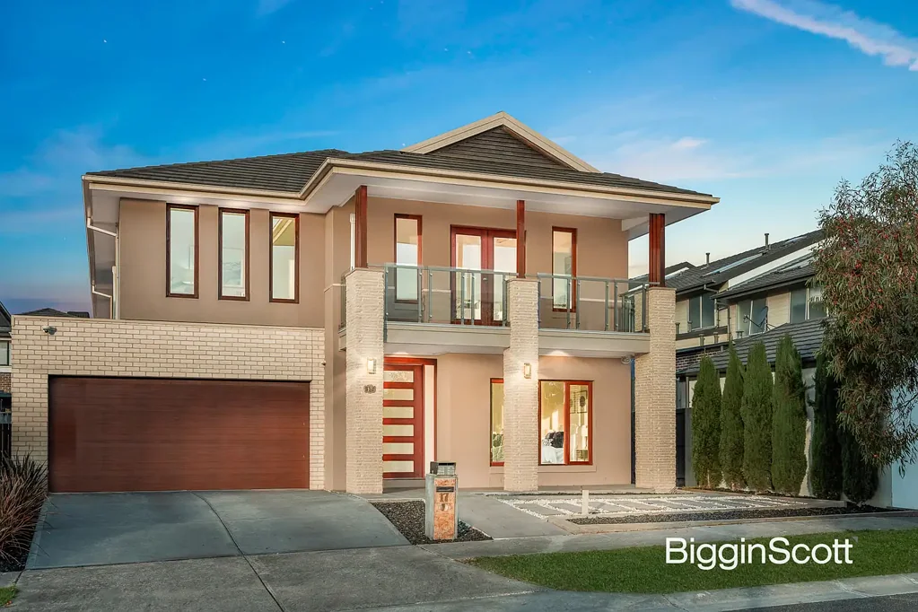Wantirna South 5Moenga LAKE FRONT LUXURY IN HARCREST ESTATE!