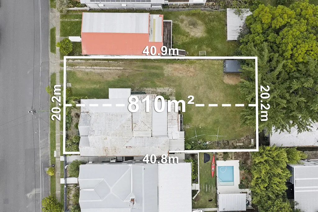 East Brisbane 5房 宏伟立面 810㎡双地块 卓越潜力 翻新重建机会 CBD近邻 多户住宅许可 魅力宽敞户外 Gabba便捷 连通性佳 顶尖学府环绕 Rare Two Lot 810sqm LMR Site – Queenslander Renovation or Townhouse Development (STCA)