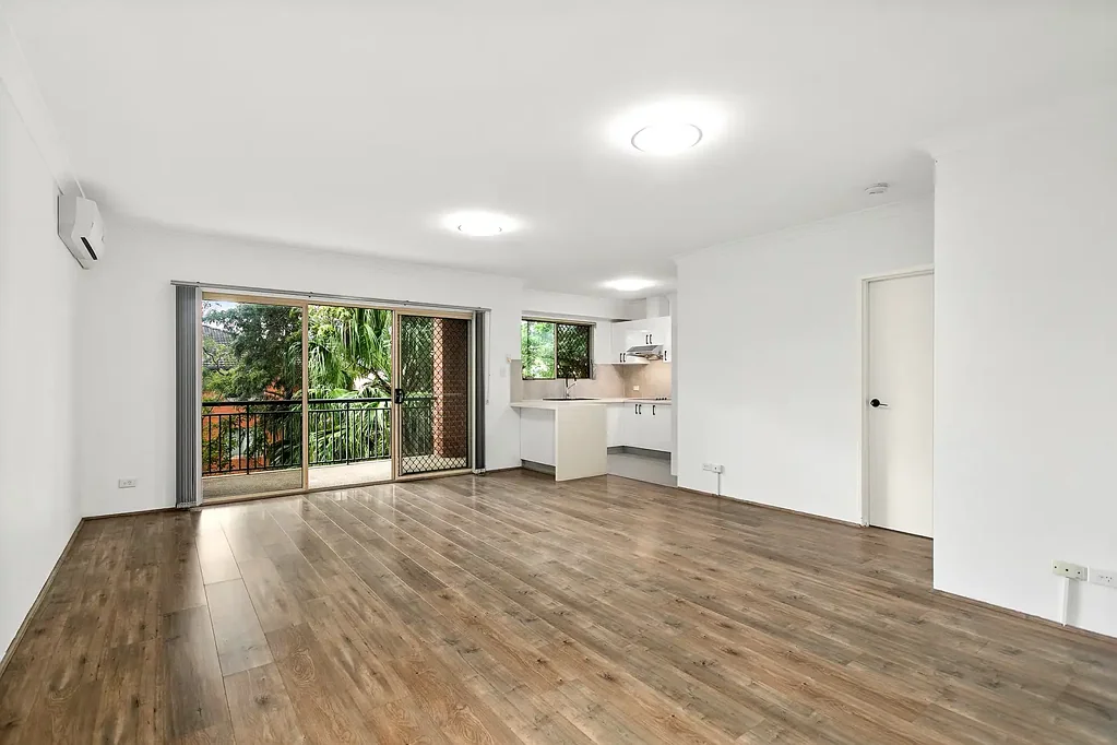Carlton 2房 北向采光超广 5分钟步程便利 现代厨房宽敞卧室 车库安全入口 Effortless Modern Living In Central Locale