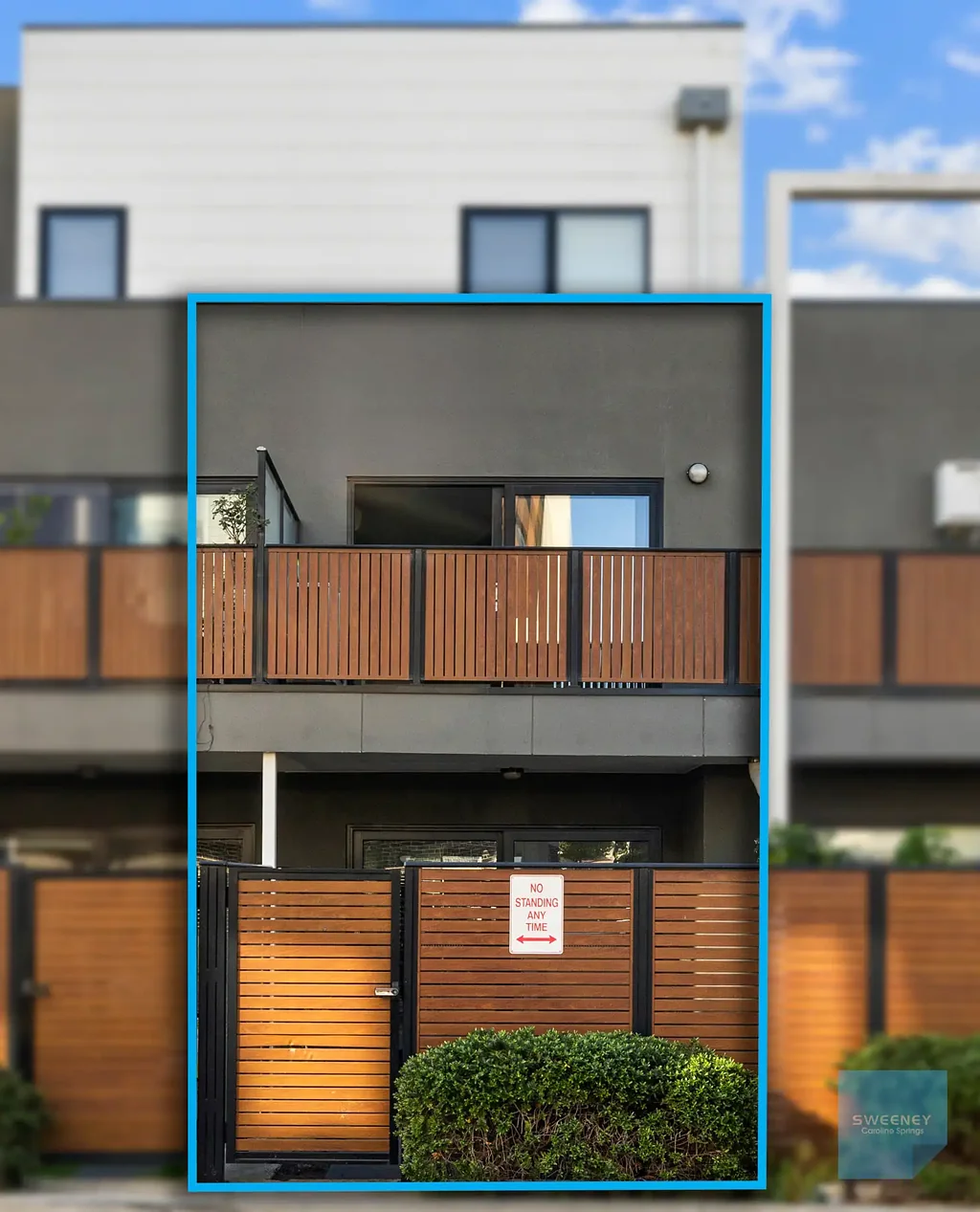 Braybrook 2房 两卧公寓设计独特 现代舒适便利 低维护生活 上层开阔明亮 现代厨房不锈钢设备 下层宽敞卧室 私密庭院 地段优越 交通便捷 Inner-West Lifestyle Living at Its Finest