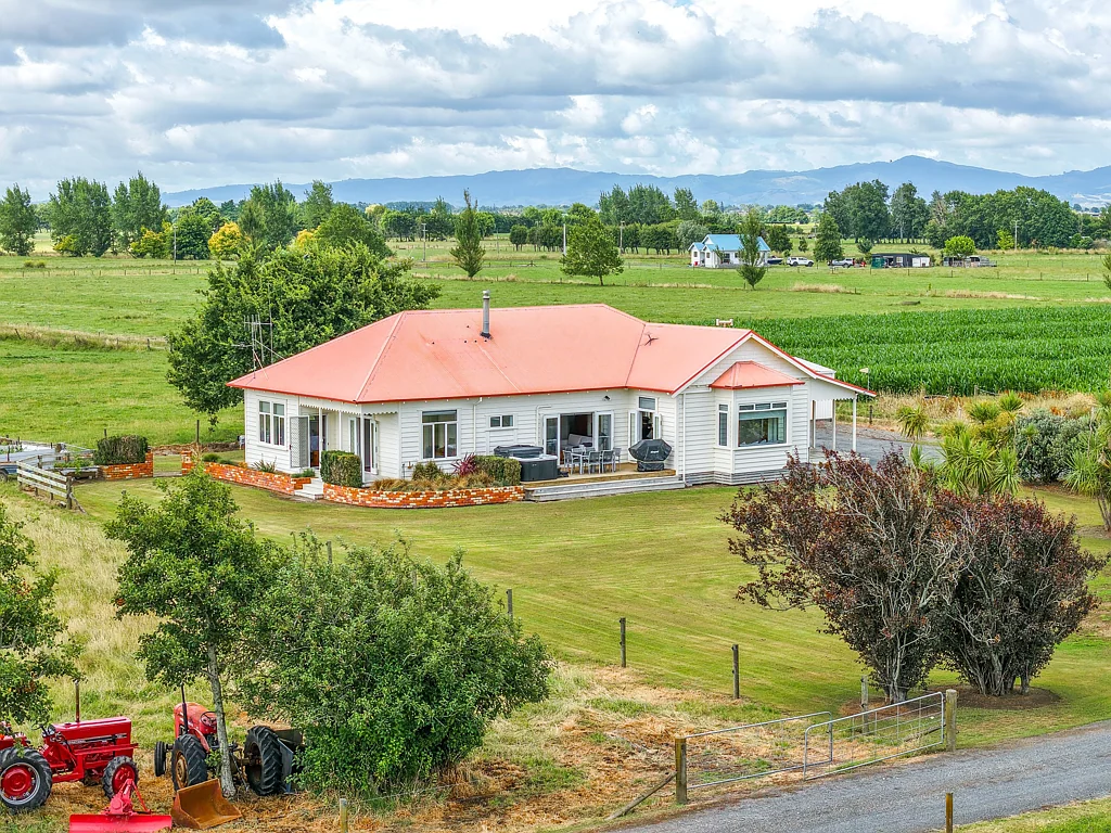 Ngatea Four bedrooms, two lounges, triple bay shedding