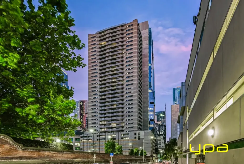 Melbourne 2房 高层视野开阔 现代装修便利 两车位专属 私人阳台市景 开放式起居区 Breathtaking Views in Prime Position and Two Secure Car Spaces