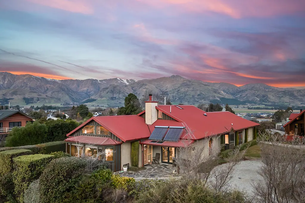Lake Hawea 3ਬੈੱਡਰੂਮ Character, comfort, and Lake Hawea views