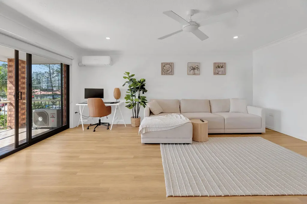Broadbeach 2 Bedroom RENOVATED TOP-FLOOR SPACIOUS APARTMENT OPPOSITE PARKLANDS!