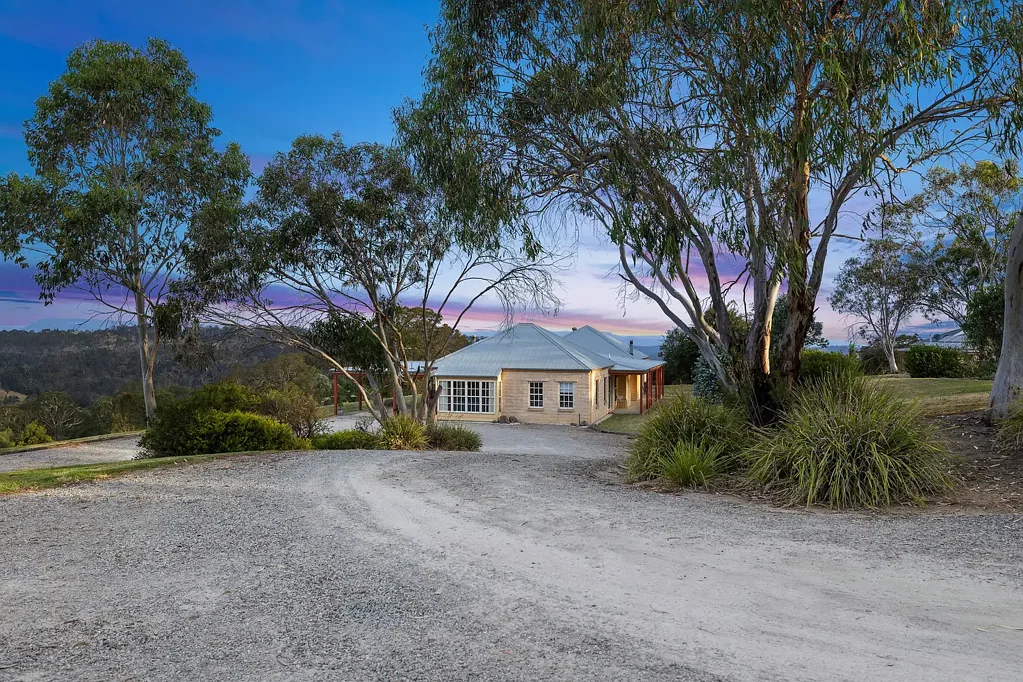 Lithgow 4ห้องนอน Tranquil Timbercrete Retreat with Sweeping Mountain Views