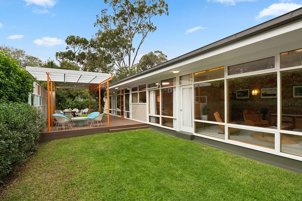 Mitcham 4房  A dedication to mid-century, perfectly preserved & tightly held within the leafy streets of Mitcham...